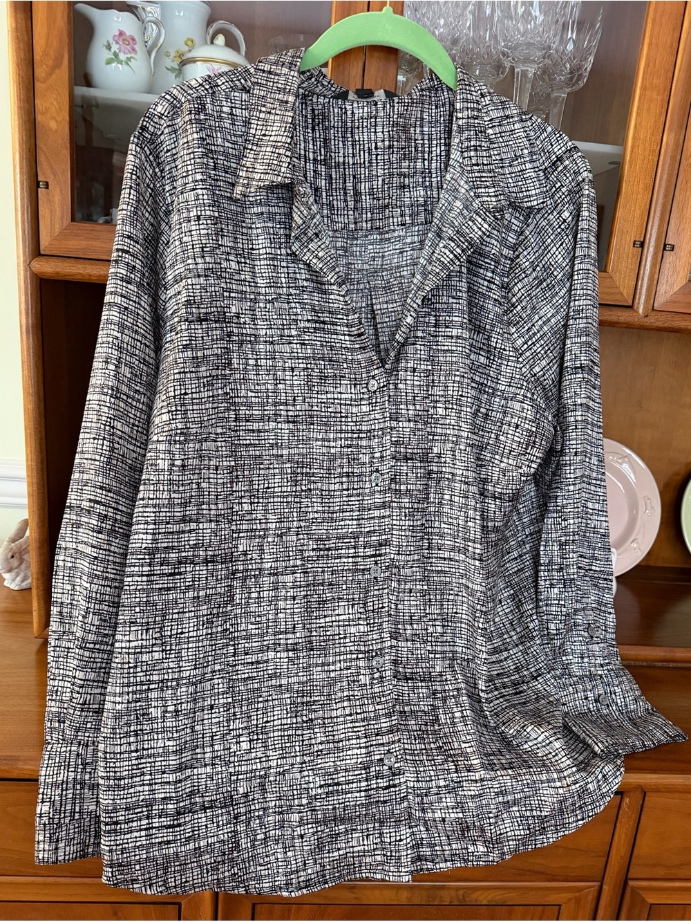 Banana Republic women’s size XL black n  White geometric print Button-Up Blouse